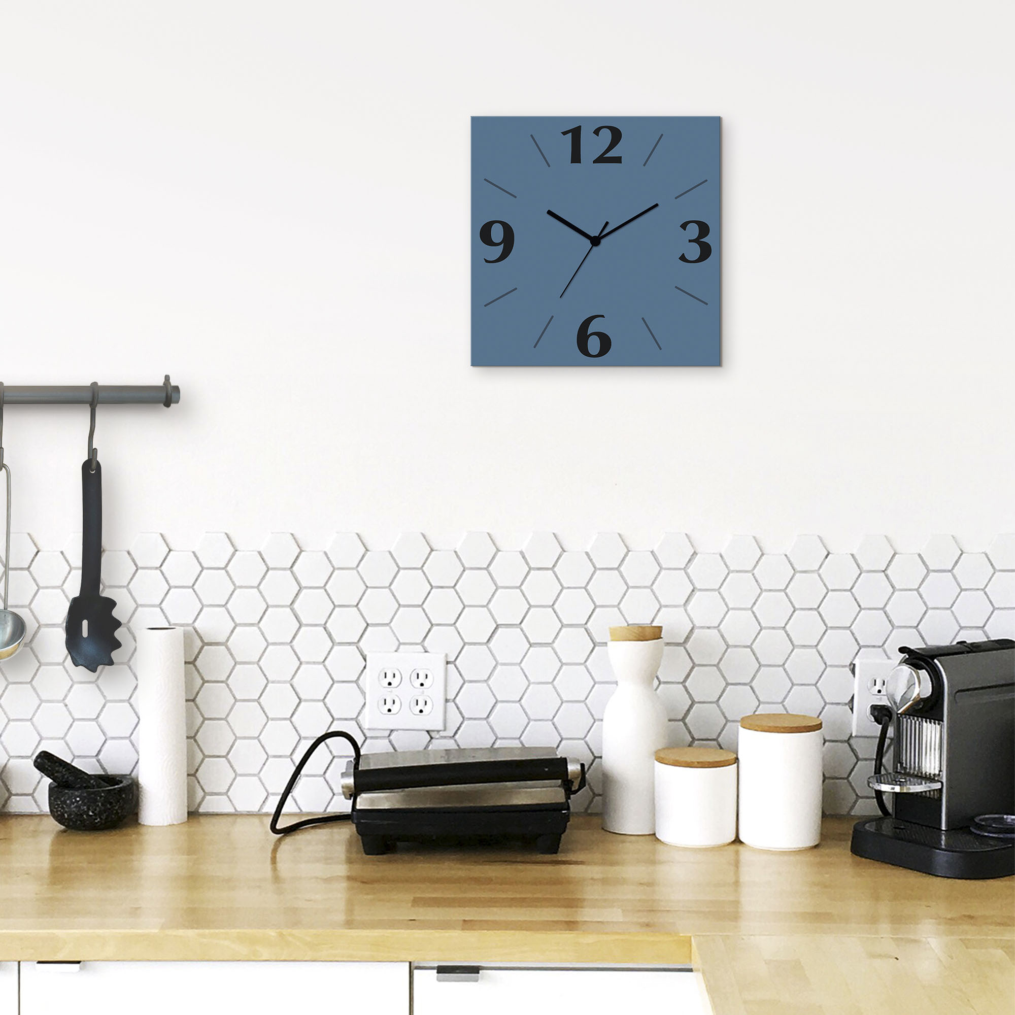 Wanduhr ARTLAND "Uni Trendfarben", blau (niagara, blau), B:30cm H:30cm T:0,3cm, Wanduhren, Wanduhr, wahlweise mit Quarz- oder Funkuhrwerk, lautlos ohne Tickgeräusche