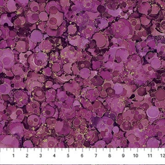 Tessuto Midas Touch di Deborah Edwards e Melanie Samra per Northcott Fabrics DM26834-26, colore viola, venduto a mezzo metro.
