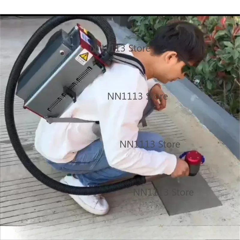 MCQ-100/200 50W Faserlaser-Reinigungsmaschine 1,5mJ Gepulster Laser für Autoteil-Fleckenentfernung Kleinunternehmen Lackentferner Image