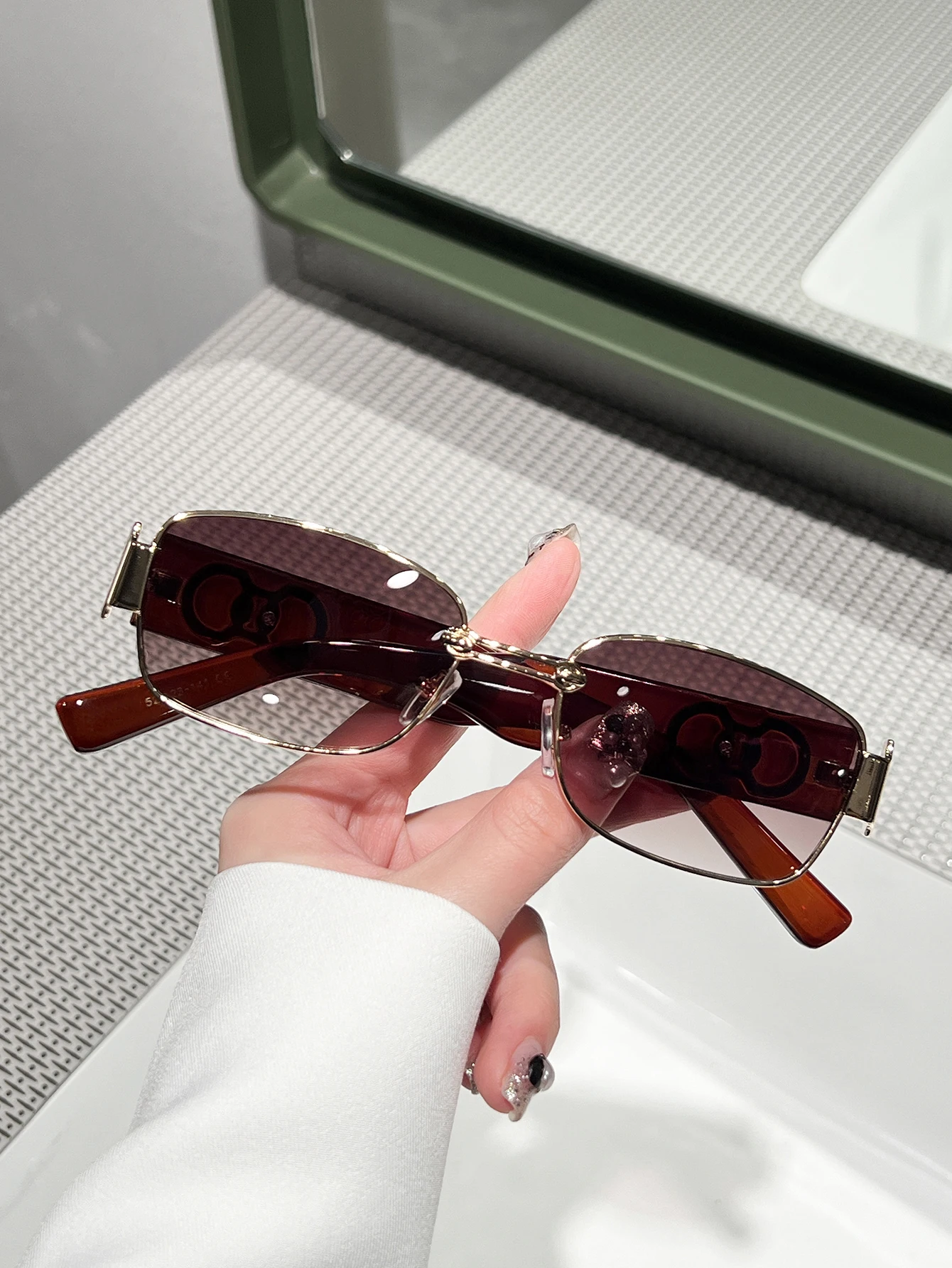 Rechteckige Brillen im Retro-Stil mit modischem Design, geeignet für Männer und Frauen. Ideal für den Alltag und Fotografie. Image