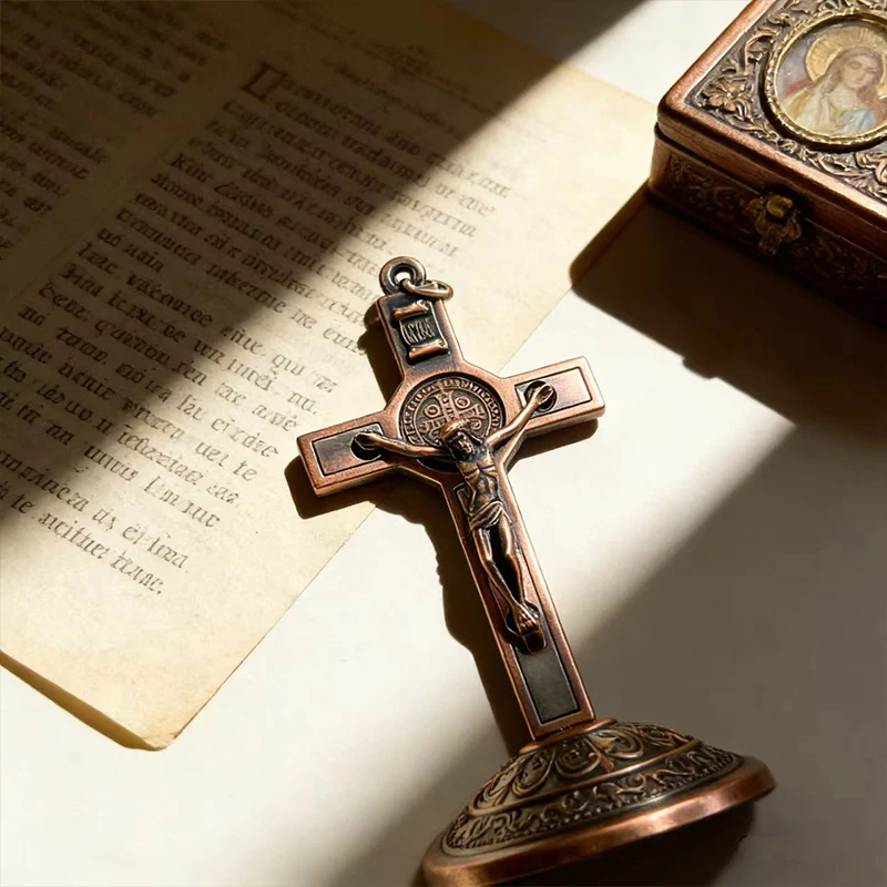Neues Antikes Kupfer-St.-Benedikt-Standkreuz, Verzierte Basis mit INRI-Plakette, Hochwertiges Katholisches Altar-Dekor für Heimgebet