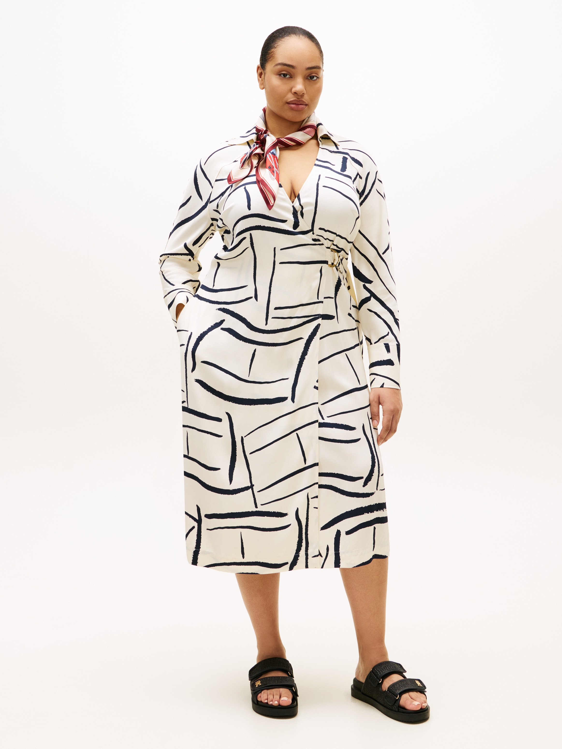 Shirtkleid TOMMY HILFIGER CURVE "CRV VIS TWILL MIDI SHIRT DRS LS", Damen, Gr. 48, N-Gr, flag feathers calico, Jersey, Obermaterial: 100% Viskose, bedruckt, regular fit lang, V-Ausschnitt, Kleider Shirtkleid, in großen Größen