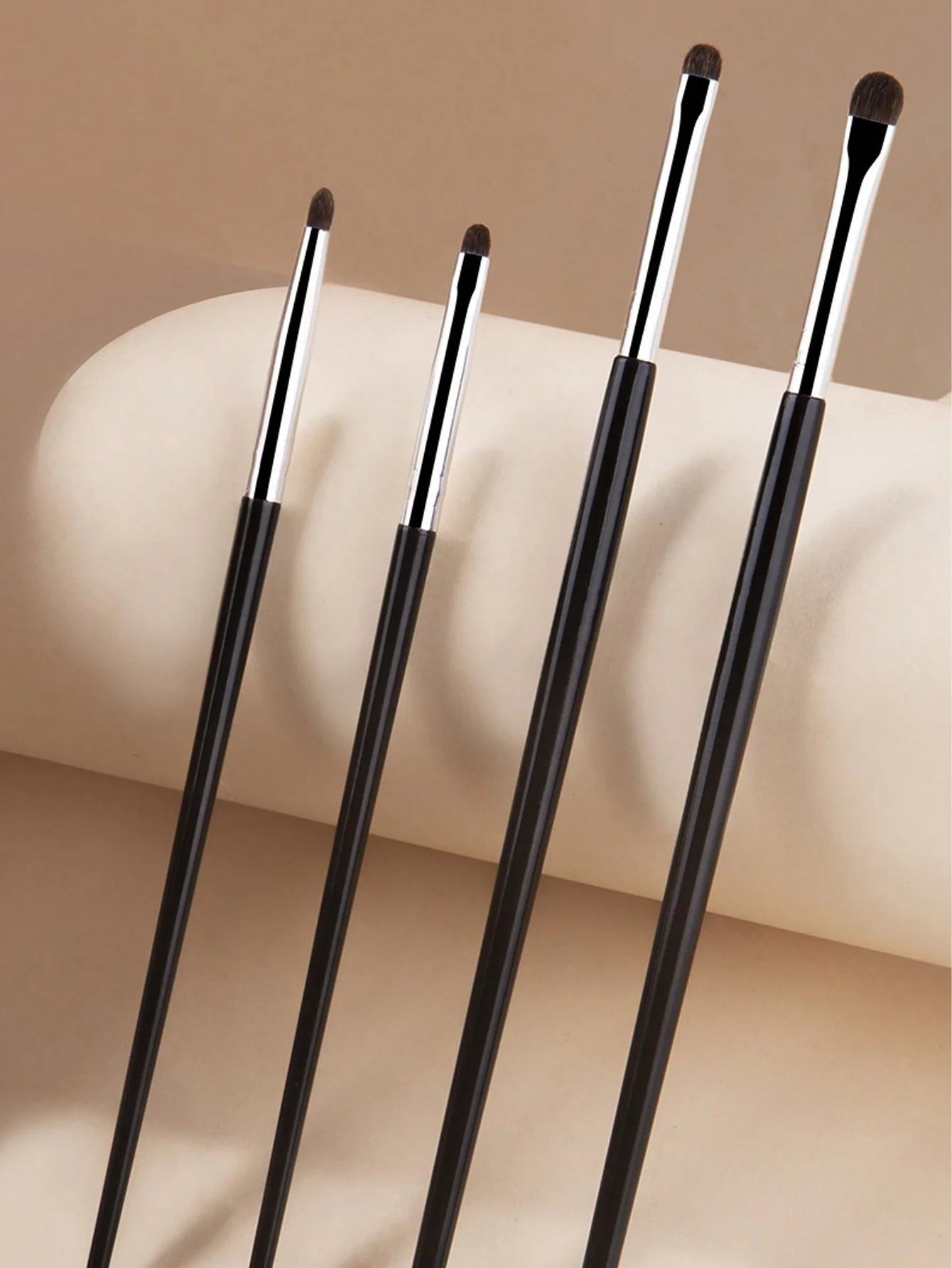 4 kleine Lidschattenpinsel für detailliertes Augen-Make-up, konische kleine Pinsel zum Aufhellen, feinen Mischen und Verbergen von Unter-Augenschatten Image