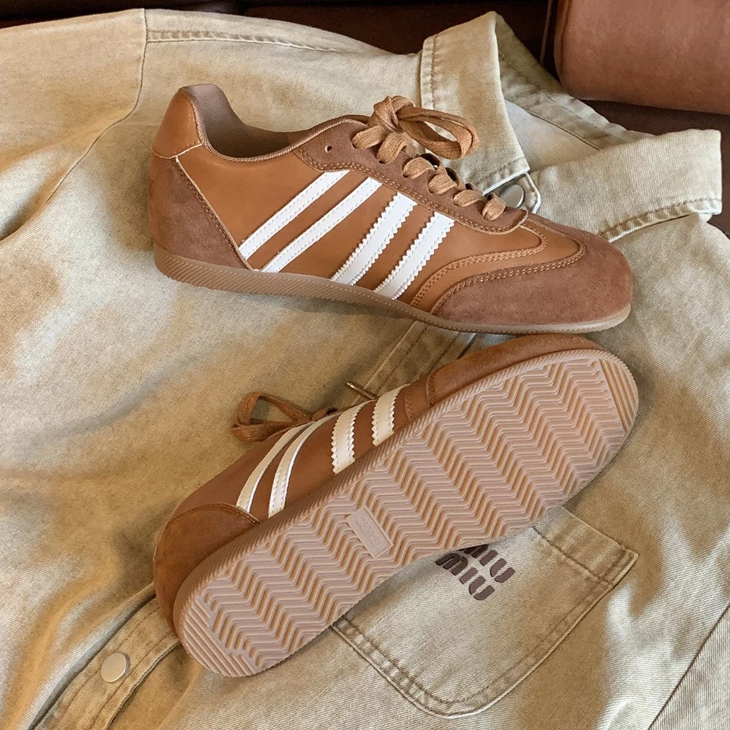 Neue Schuhe für Damen aus Rindsleder, lässige Sportschuhe, Mädchen-Schuhe mit innerer Erhöhung, flache Skateboard-Schuhe, Schnür-Sneaker