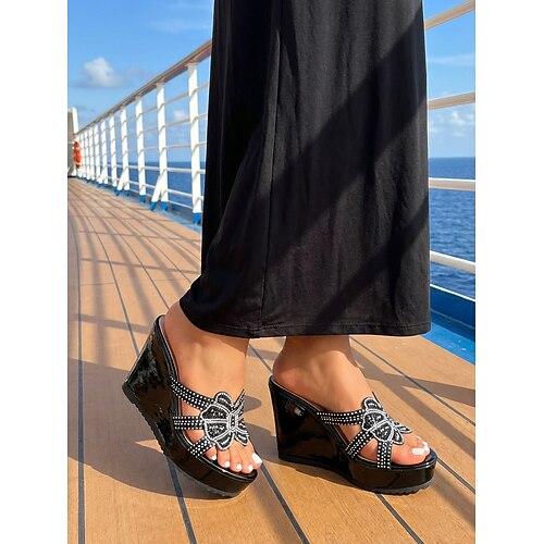 Rosa Keilsandalen für Damen mit Strassverzierungen – stilvolles Schuhwerk für Insel- und Kreuzfahrturlaube Image