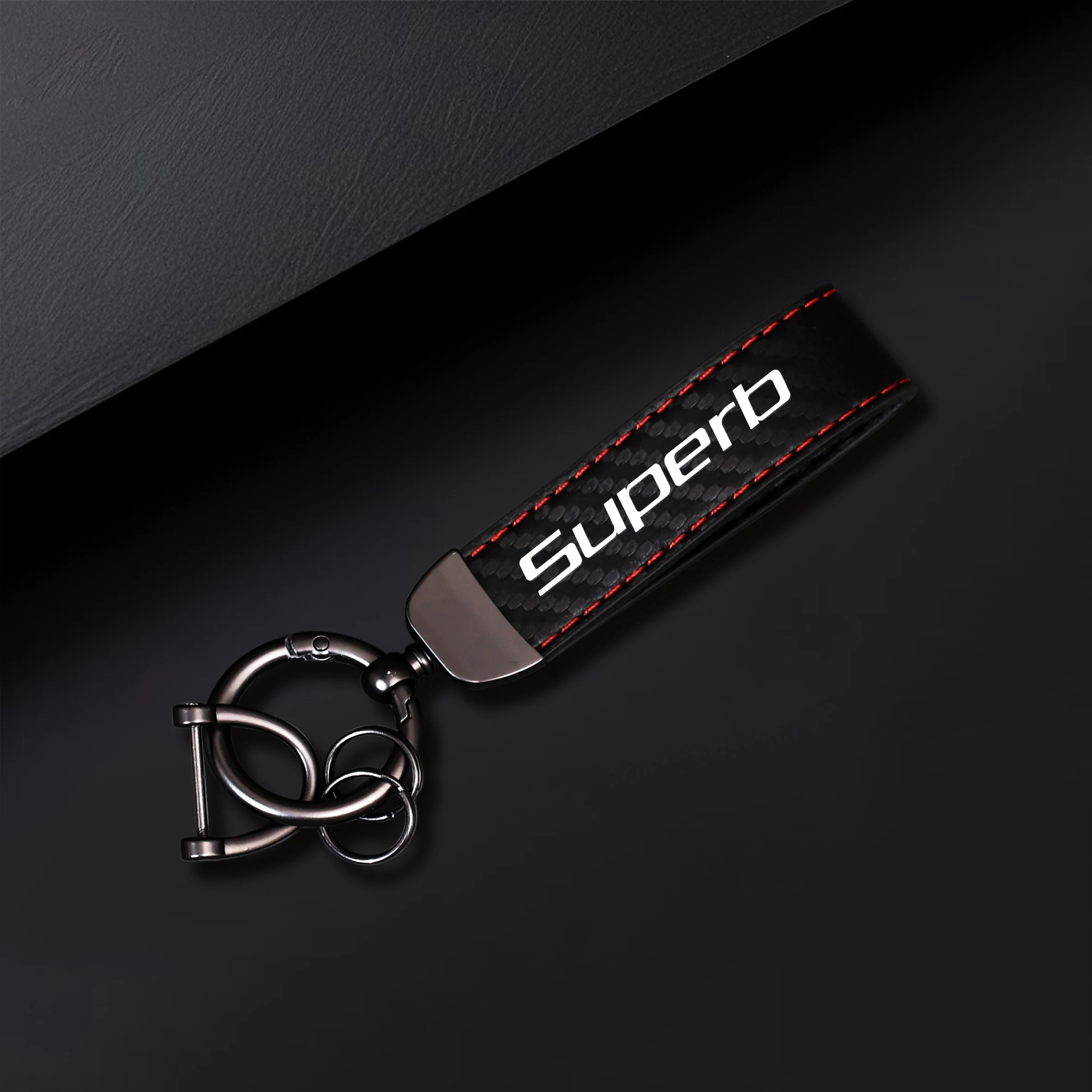 Geeignet für einen hervorragenden Schlüsselanhänger aus Kohlefaser mit Metallhaken – schwarze und rote Linien, langlebiges Schlüsselanhänger-Zubehör für Auto-Enthusiasten, sm Image