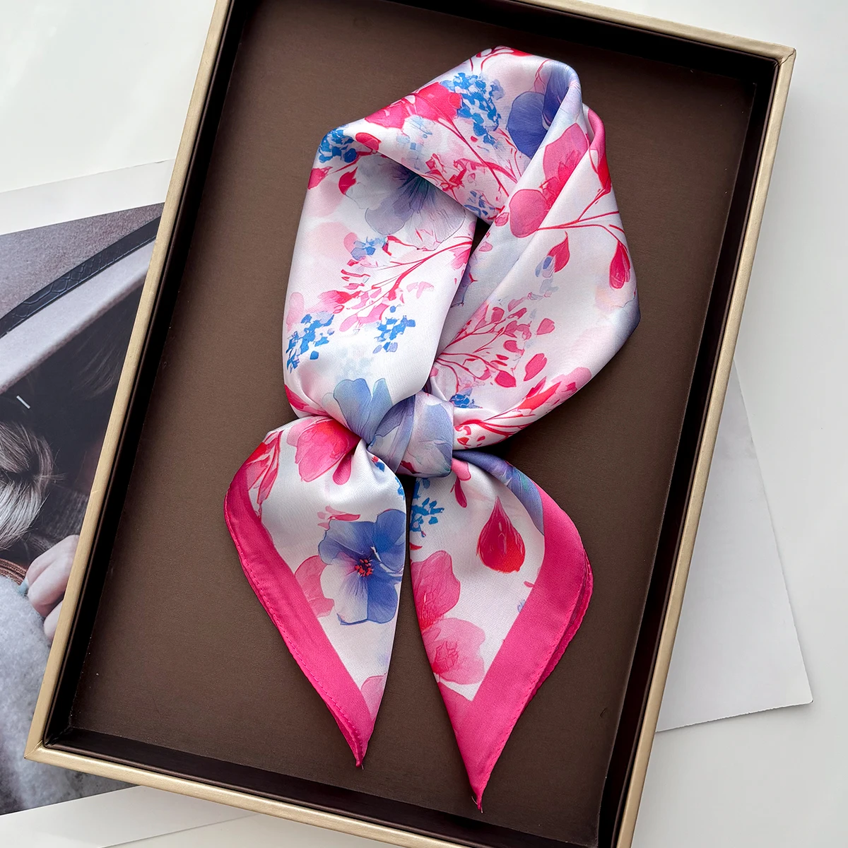 Eleganter Schal mit Blumenmuster, Seidenimitat, quadratischer Schal für Damen, Haarbänder, Foulard, weibliches Bandana, Halstuch, Stirnbänder, Neu 2026 Image