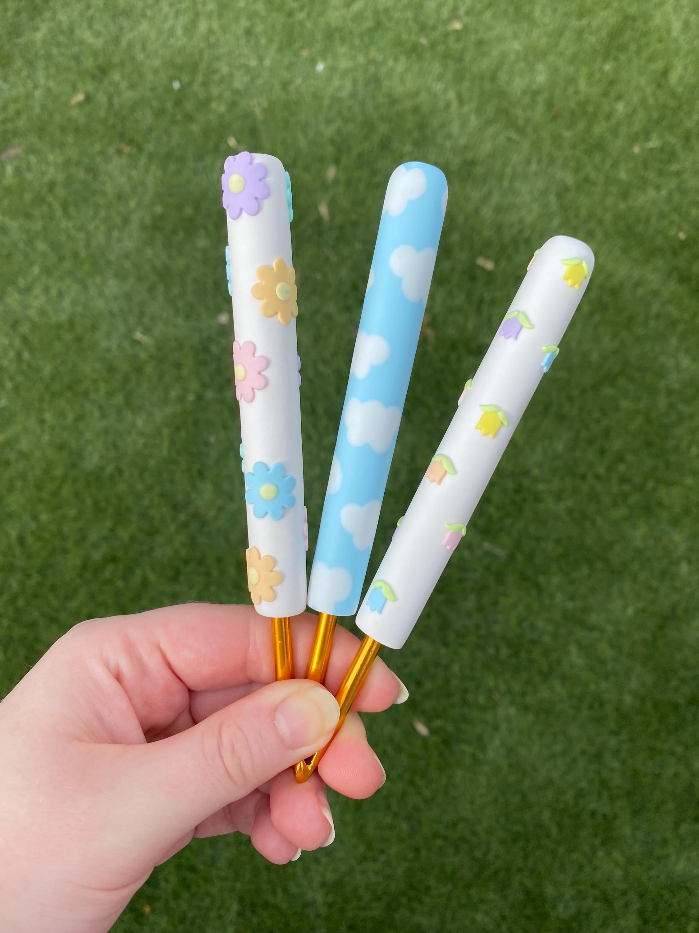 Set di 3 uncinetti con fiori pastello, tulipani e nuvole / Uncinetti in pasta polimerica color pastello / Graziosi uncinetti bianchi