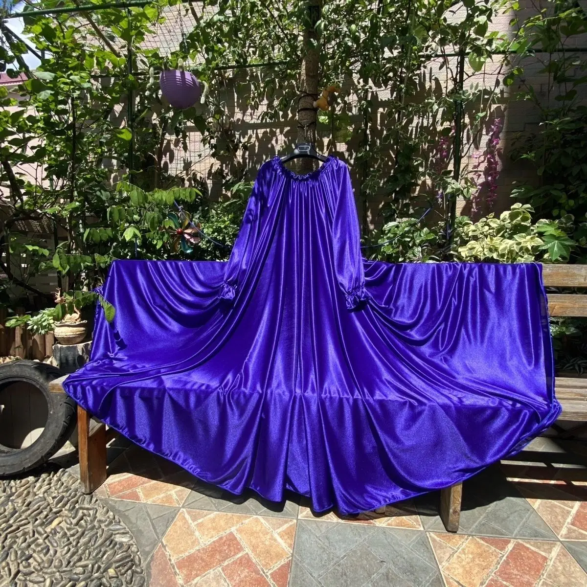 Seidig glatter Herren-Schlafrock mit extra großem Saum, Ganzkörper-Seidenrock, super feenhaft, einfarbig, langer Rock mit elastischen Ärmeln, Maxikleider Image