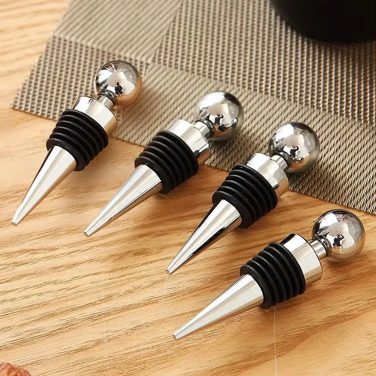 2/4-teiliges Silikon-Weinflaschenverschluss-Set, wiederverwendbarer luftgetrockneter Frischhalter für Geschenke, Bars, Partys, Hochzeiten Image