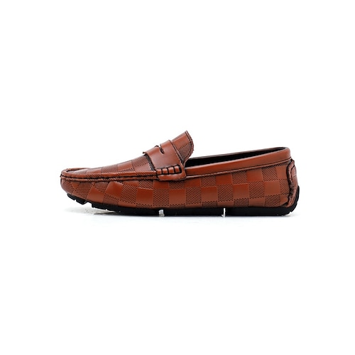 Modische und vielseitige Herren-Slipper aus hellbraunem Kunstleder, perfekt für Abende im Resort und entspannte Abende. Image