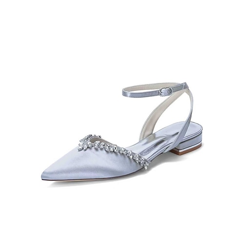 Elegante, elfenbeinfarbene, kristallverzierte Brautschuhe mit Knöchelriemen für eine Gartenhochzeit im Freien Image