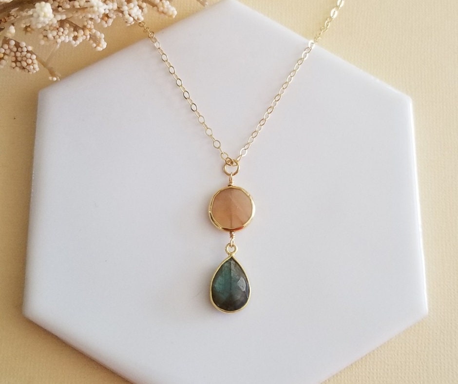 Collana in labradorite e pietra di luna color pesca, collana con pietre preziose in oro, ciondolo in labradorite, collana delicata, collana in pietra