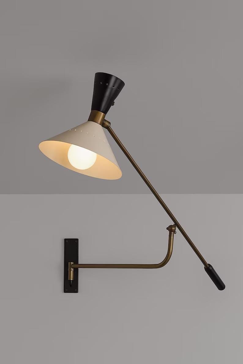 Applique da parete con braccio oscillante in stile Mid-Century Modern degli anni '20, lampada da parete regolabile in ottone con paralume bianco e ner