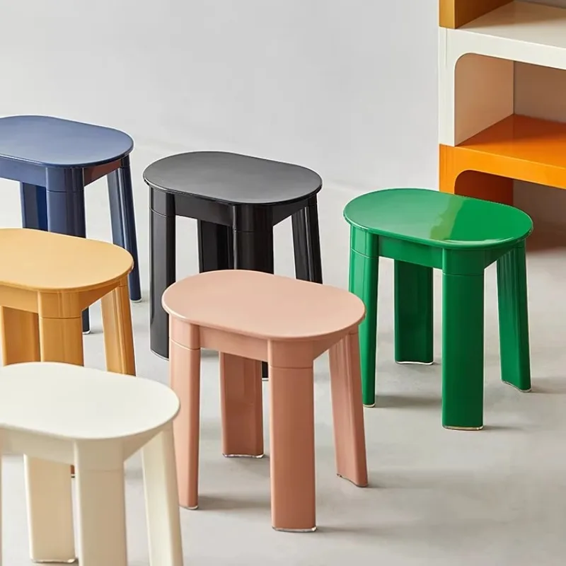 Niedriger Hocker, kleine Wohnung, Kunststoffhocker, Zuhause, verdickt, beliebter runder Hocker, einfacher Ankleidehocker Image