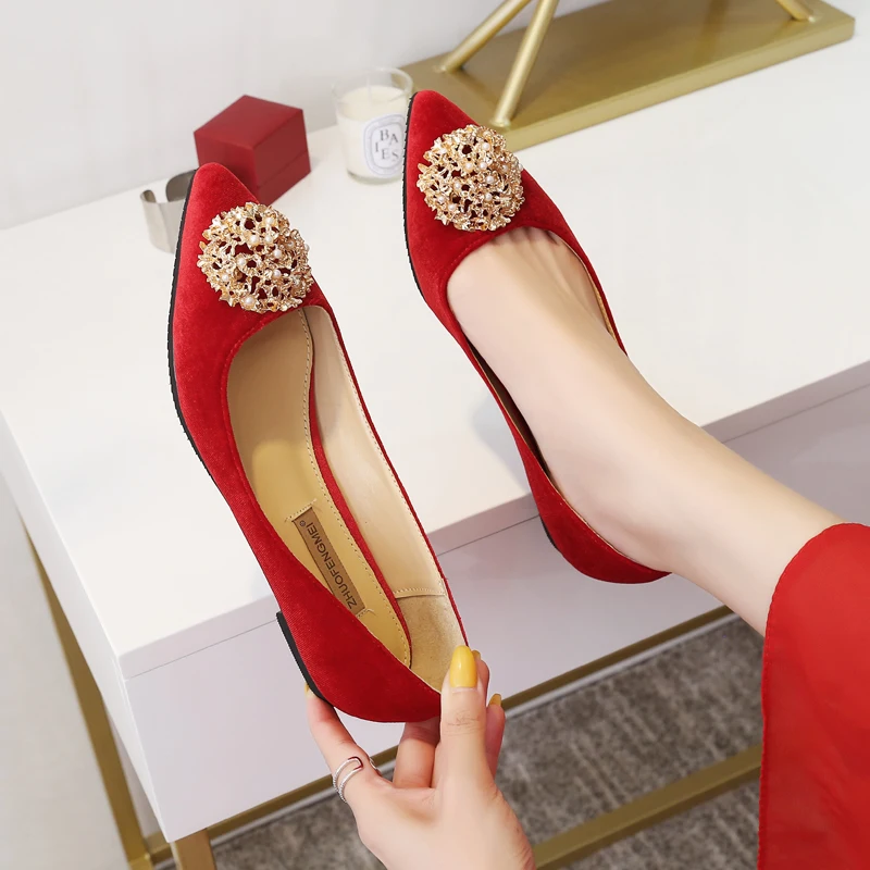 Frauen Hochzeit Schuhe Chinesische Rote Spitz Flock Leder Flache Ferse Schuhe Bankett Slip auf Weiche Sohle Plus Größe 41 42 43 44