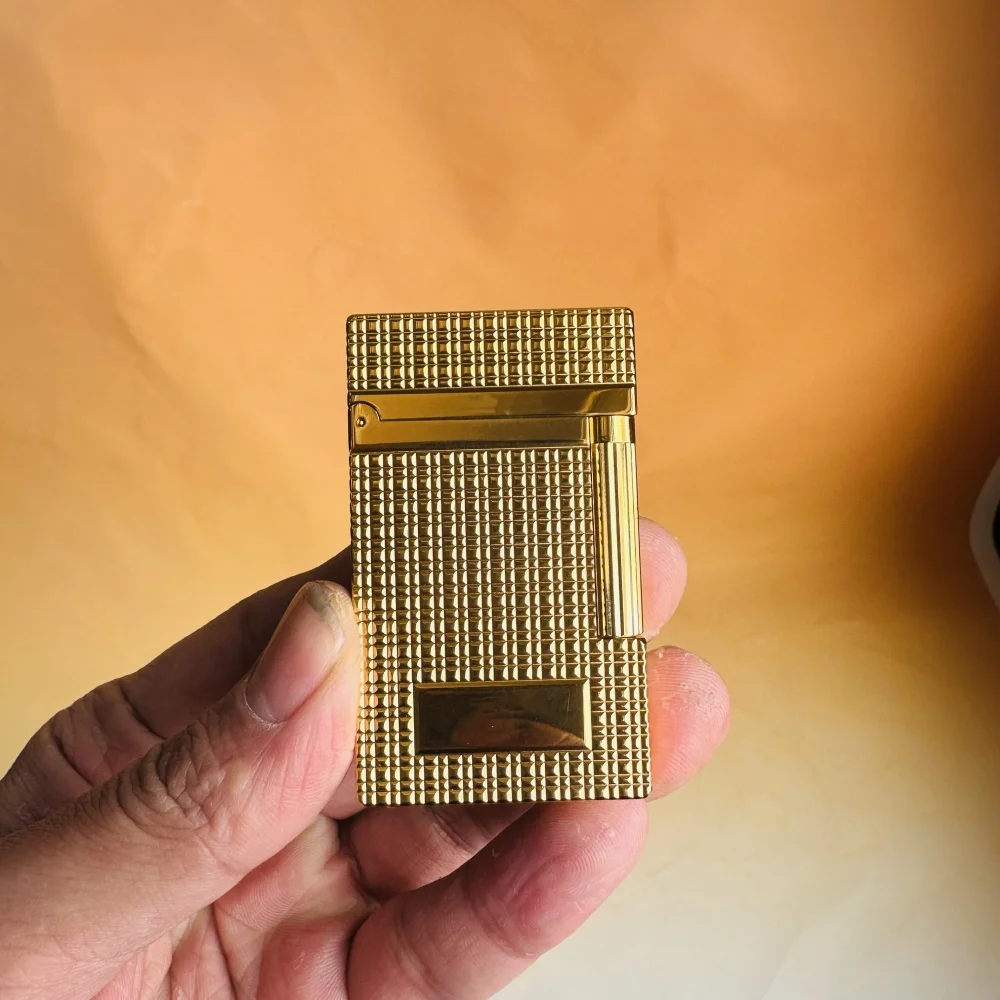 Dupont lighter Luxusmarken-Feuerzeug nach Maß, aus reinem Kupfer, mit klarem und prägnantem Klang, inklusive individuellen Zubehörteilen. Dupont logo Image