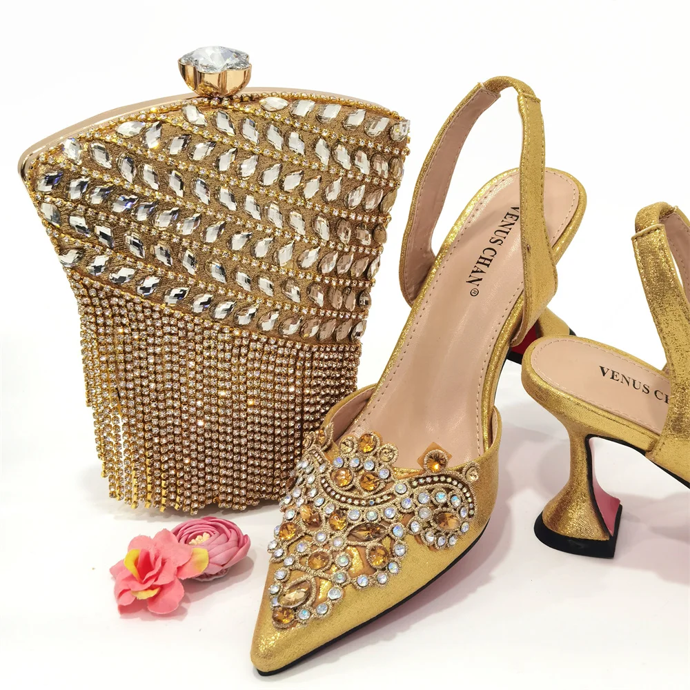 2024 Gold neue Schuhe für Frauen Designer spitzen Zehen Luxus Hochzeit Pfirsich Farbe ausgehöhlt Design Tasche und Schuhe passenden Set