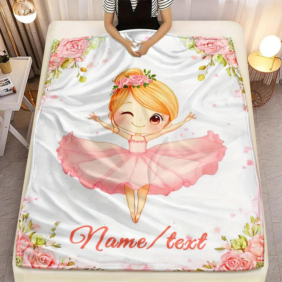 Die personalisierte Flanelldecke für Ballettmädchen ist weich, leicht und warm. Das rosa Rosen- und grüne Blattdesign ist perfekt für das Sofa Image