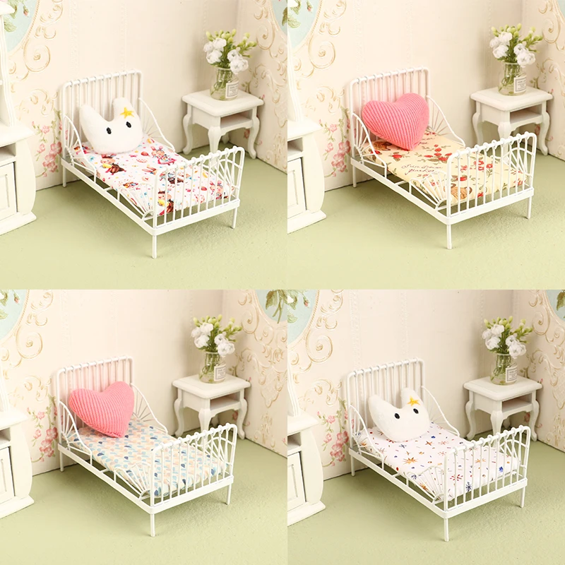1Set 1:12 Puppenhaus Eisen Europäischen Bett Mini Wiege mit Matratze Kissen Ornamente Miniatur Möbel Schlafzimmer Dekor Spielzeug