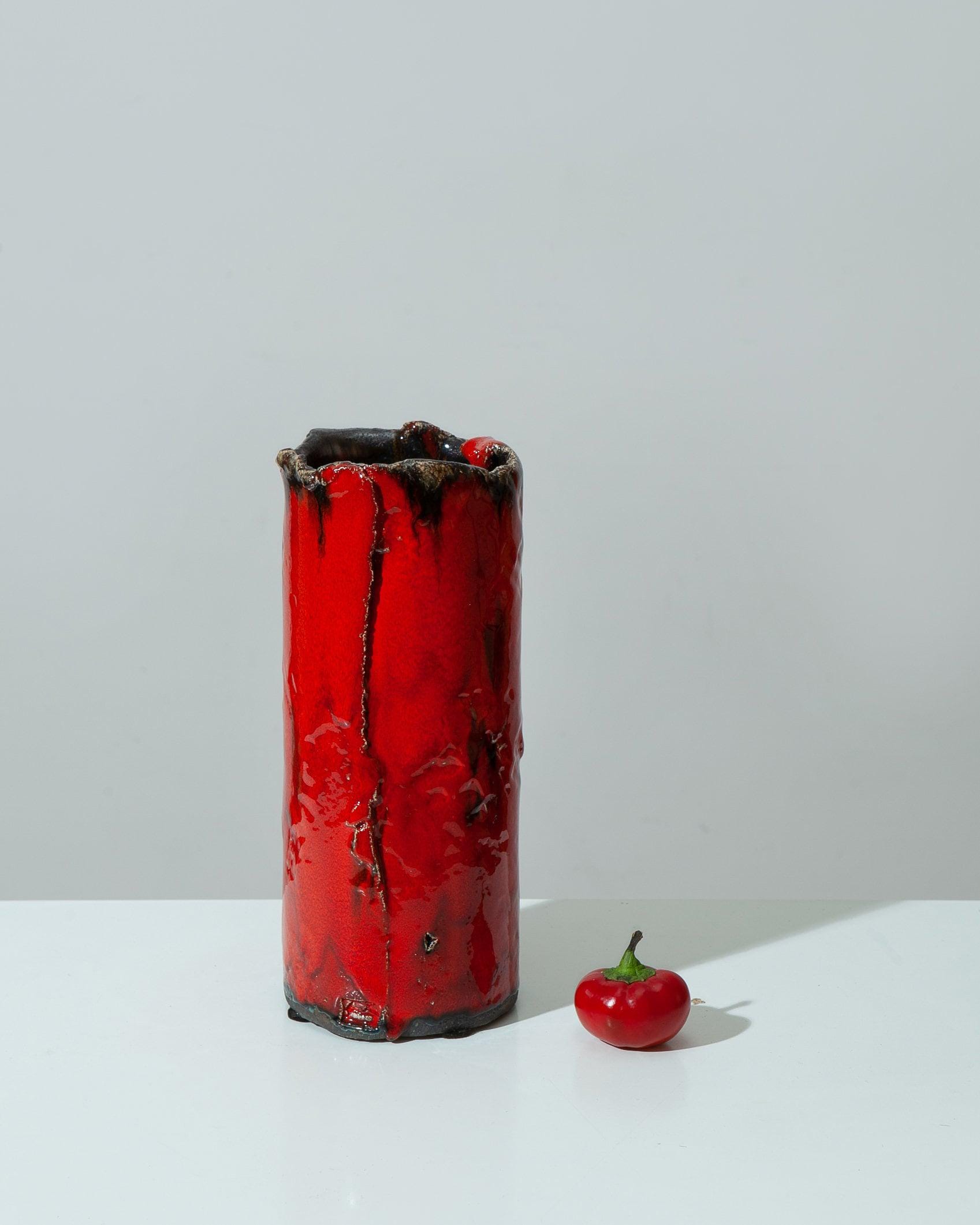 Rustikale rote Keramikvase, handgefertigtes Keramikdekor, Boho-Hausakzent, handwerkliche Zylindervase, moderne rustikale Tischdekoration