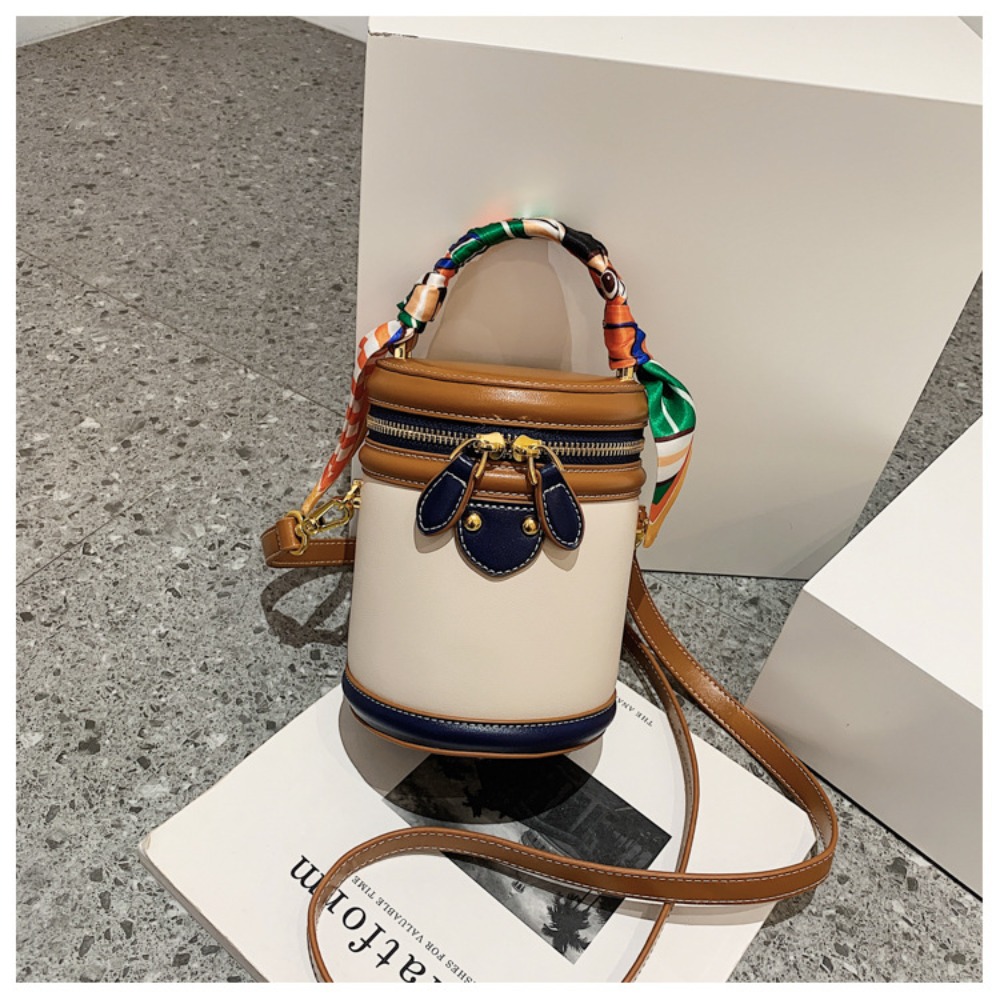 Authentic (909A2) Louis Vuitton “Radonnee” GM Bucket Shoulder Bag & Dust Bag Calvin Klein | Calvin Klein Gabrianna Novelty Bucket  main image 2