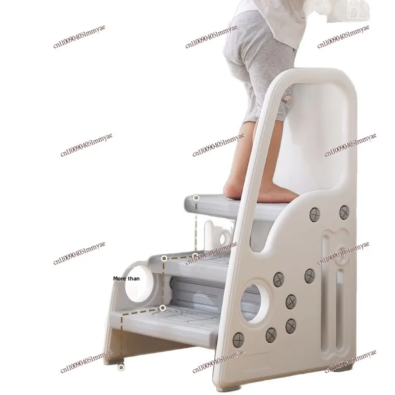 Kinderwaschtritt auf dem hohen Hocker, dreilagiger, rutschfester Babytisch, Handhocker, Fußstufe auf Image