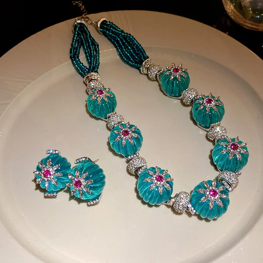 Ohrringe aus Harz mit Blumenmuster und einer Retro- und eleganten Schlüsselbeinkette Image