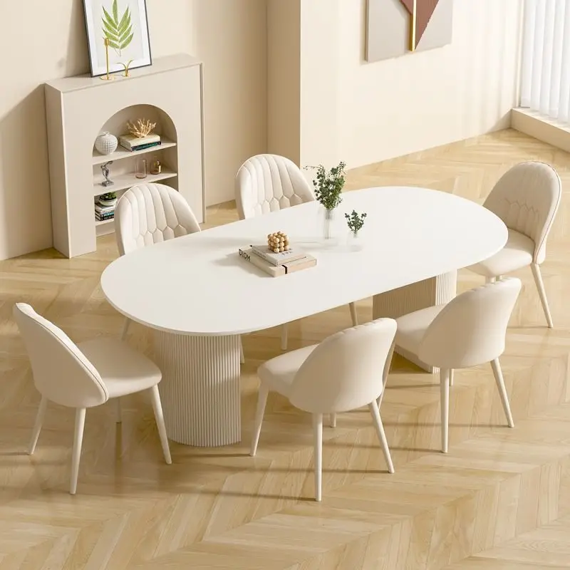 Tisch und Stühle, cremefarbener, reinweißer Esstisch aus Steinplatte, für kleine Wohnungen, leichter Luxus, modern, schlicht, Internet-Trend Image