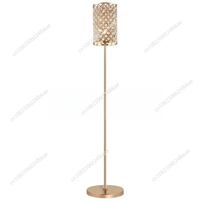 Kristall-Stehlampe, modernes, minimalistisches Wohnzimmer, Sofa neben Schlafzimmer, Nachttisch, vertikale Tischlampe