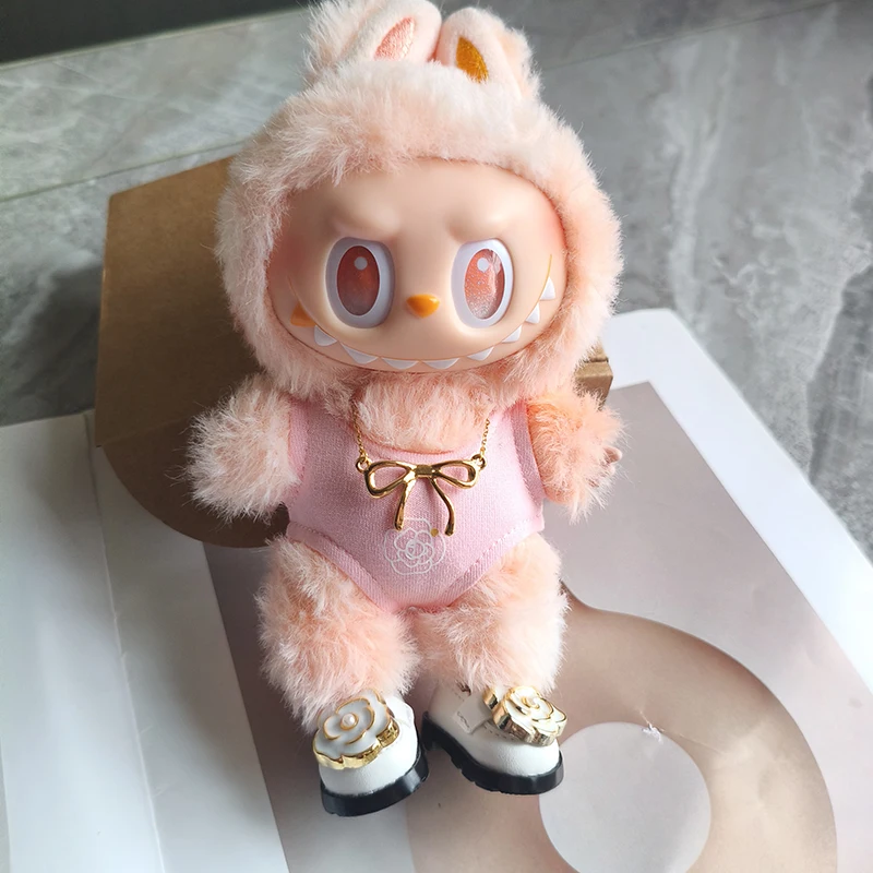 Tuch für Labubu 3pcs1set Niedlicher bedruckter Badeanzug Exquisite wunderschöne Halskette Maßgeschneiderte Kamelienlederschuhe Image