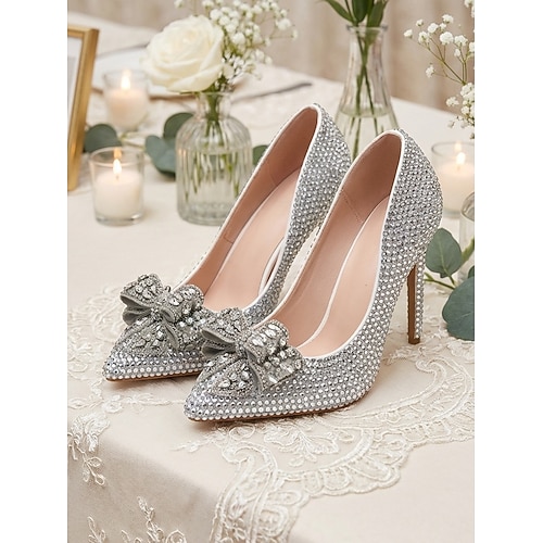 Perlenbesetzte, hochhackige Brautschuhe mit Schleife für elegante kirchliche Trauungen Image