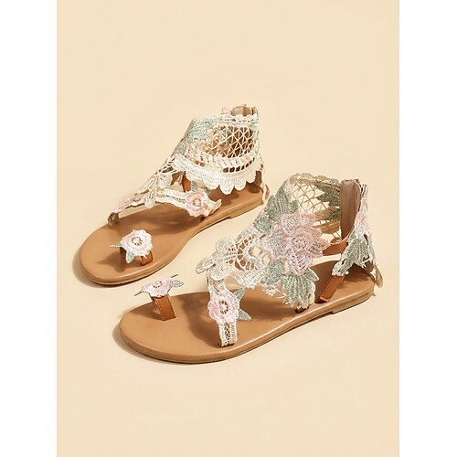 Elfenbeinweiße, flache Damensandalen aus Spitze, elegante Boho-Brautschuhe für die Strandhochzeit Image