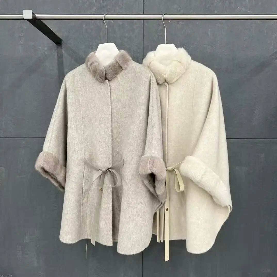 Eleganter Wollumhang mit Stehkragen aus Nerzfell Image