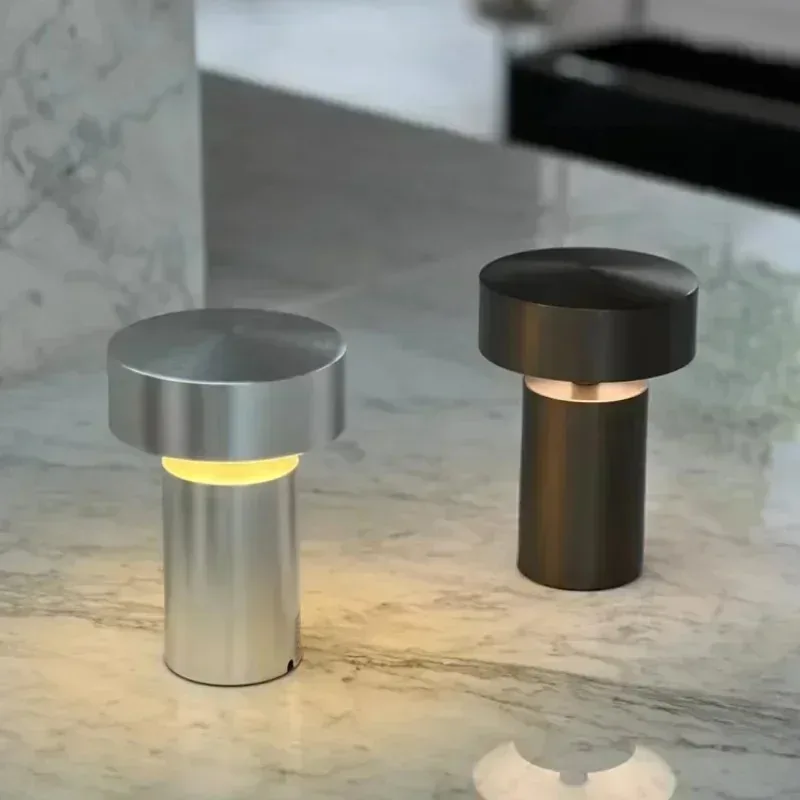 Dänische Säulen-Tischlampe, kleine silberne Pilz-Schreibtischlampe mit Touch-Schalter, USB-Ladefunktion, tragbare Lampe, schlichte Bauhaus-Nachttischlampe