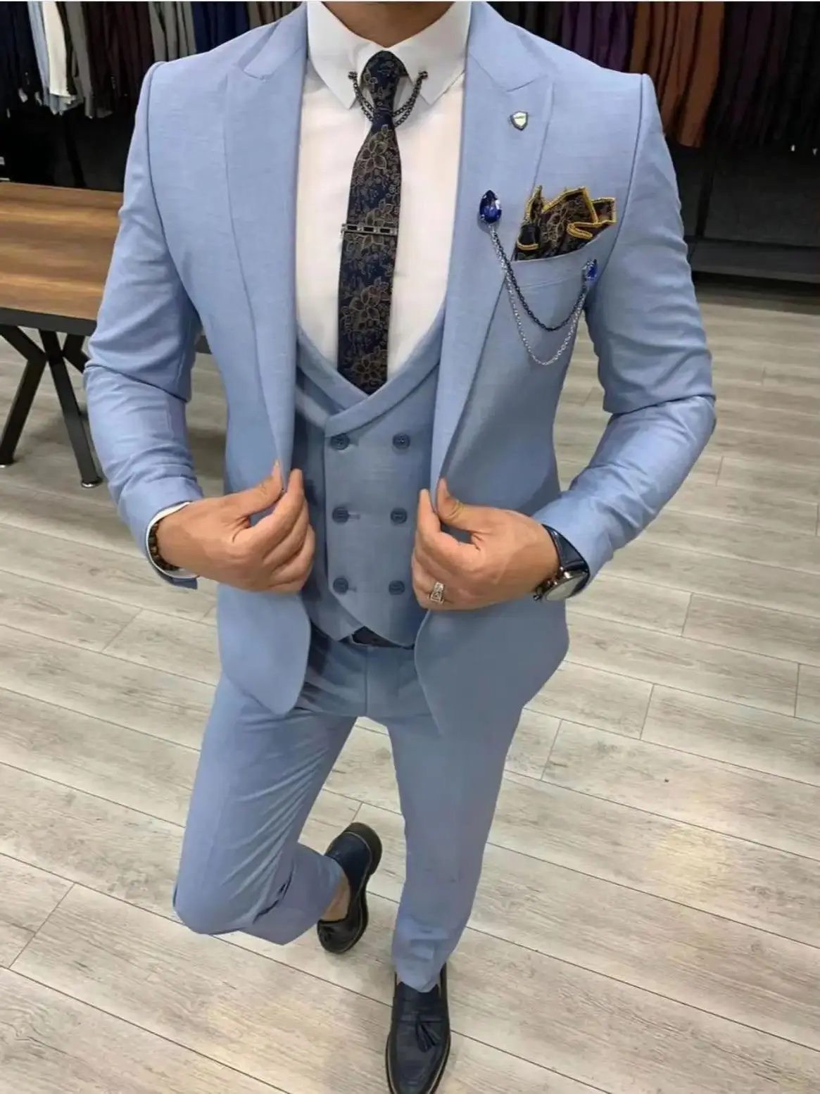 2025 Nuovo arrivo 3 pezzi Abiti da uomo Slim Fit Risvolto con visiera Un bottone Smoking da sposa Prom Best Man Blazer (Giacca + Pantaloni + Gilet)