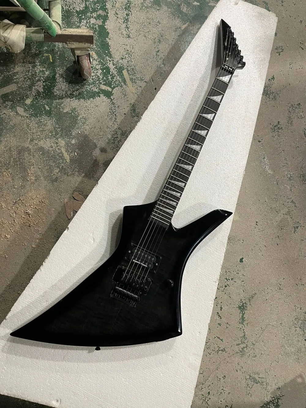 E-Gitarre mit grauem Korpus und Griffbrett aus Palisander, schwarze Hardware. Bieten Sie einen individuellen Service Image