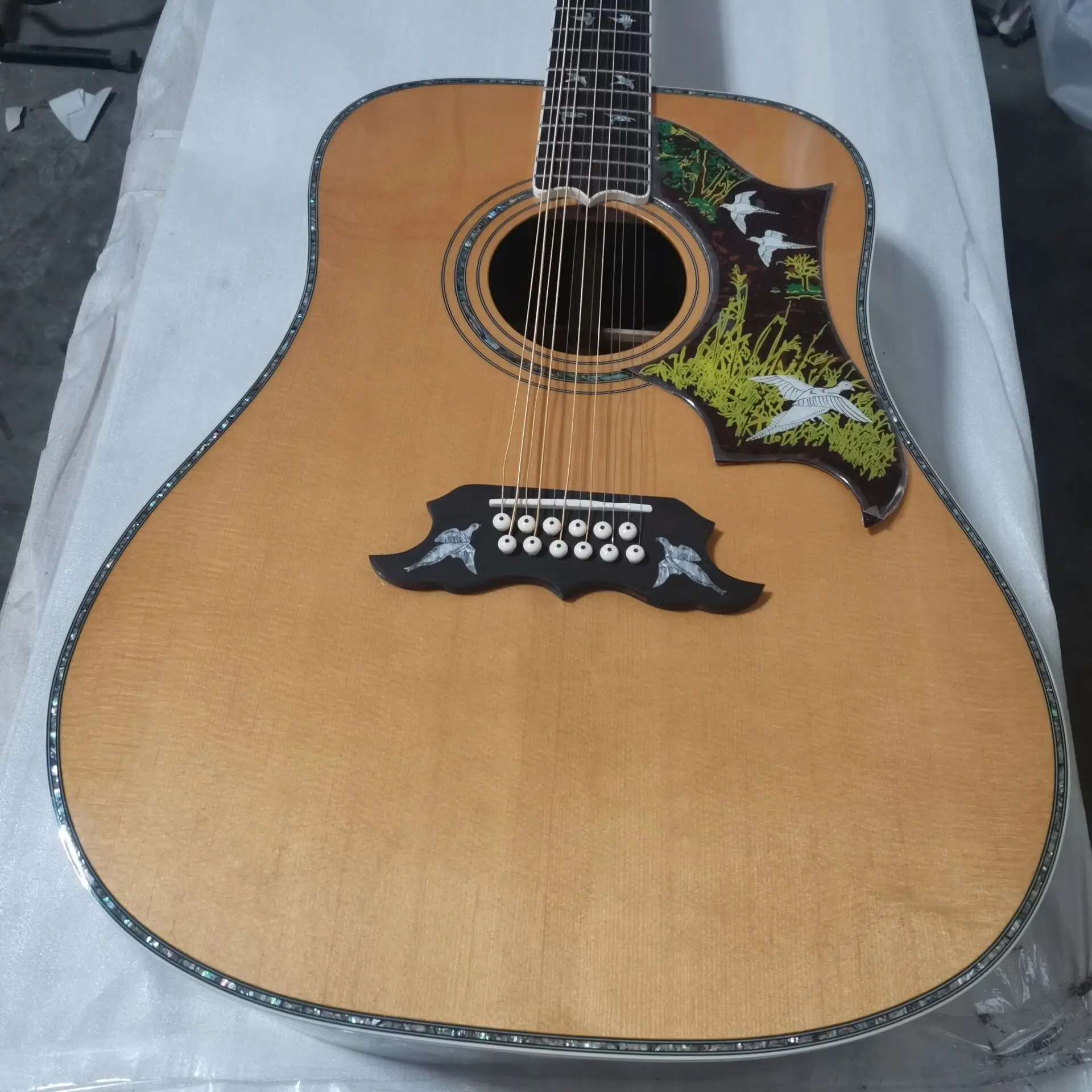 Maßgeschneiderte Folk-Gitarre mit Massivholzplatte, 12-saitige Akustikgitarre, 12-saitige Dreadnought-Gitarre im Vintage-Stil Image