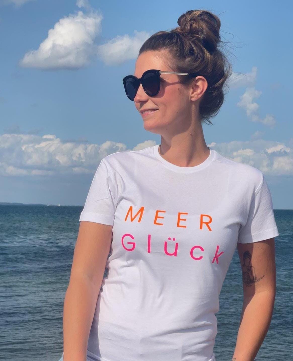 T-Shirt Damen weiss Meerglück maritim l T-Shirt neon l Shirt Spruch l Geschenk Freundin l Shirt maritim l T-Shirt Damen weiss mit Print
