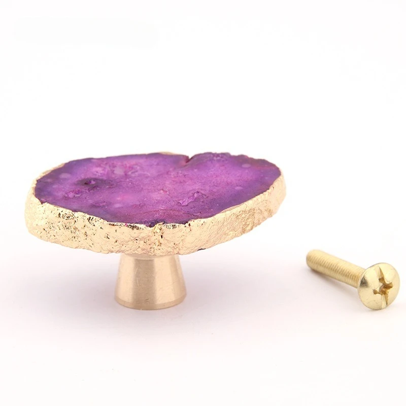 4 Stück Hot Pink Geode Schrankknöpfe, Kristallstein-Schubladenknöpfe, Griffe dekorative vergoldete Edelsteinschrankgriffe. Image