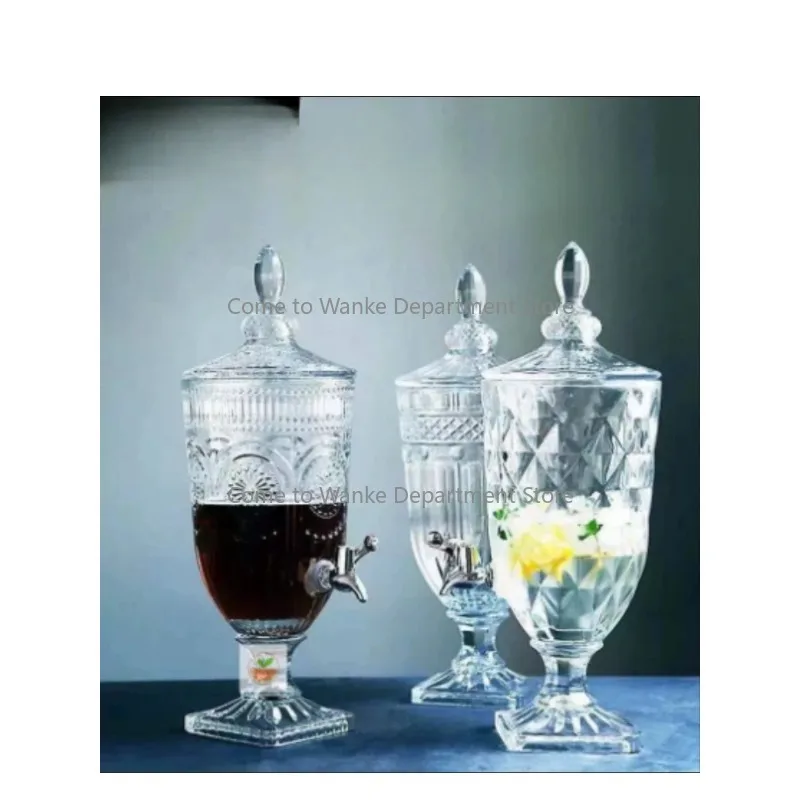 Saftkrug aus Glas mit Deckel und Sodaflasche mit Geprägung Image