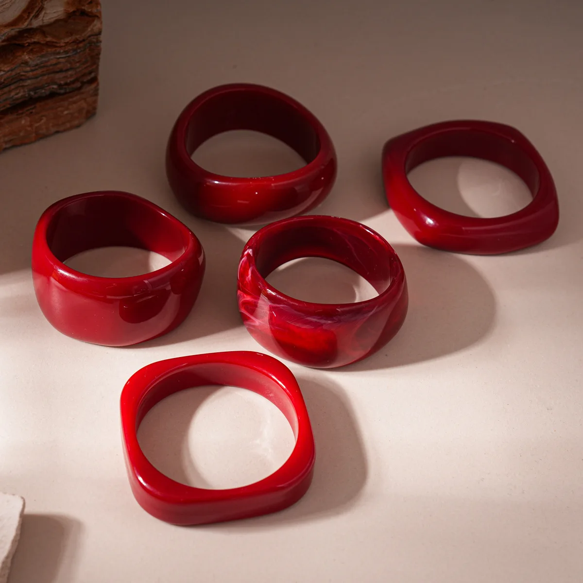 Roter Acrylharz-Armreif zum Verschmieren von Frauen an der Hand, geometrisch, rund, quadratisch, klobige Armreifen, Armbänder, weiblicher Party-Schmuck Image