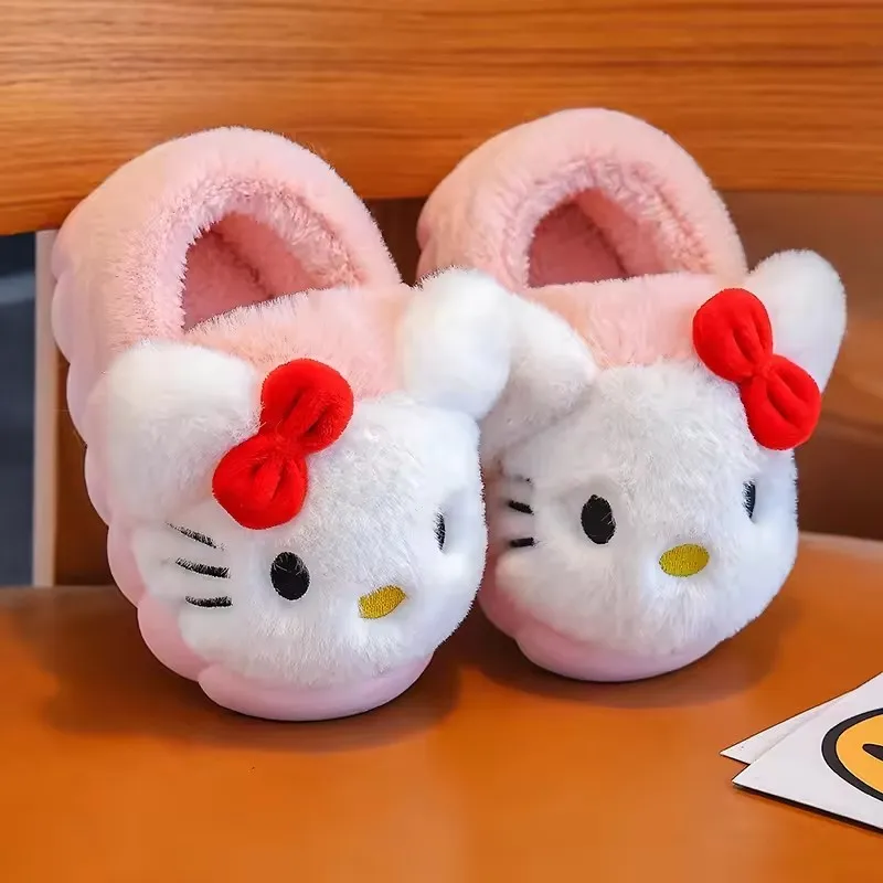 2025 Sanrio Hello Kitty Herbst/Winter Baumwoll-Hausschuhe mit Absatzschutz Niedliche Flache Plüsch-Pantoffeln Herbst Anime Merchandise Weihnachtsgeschenk