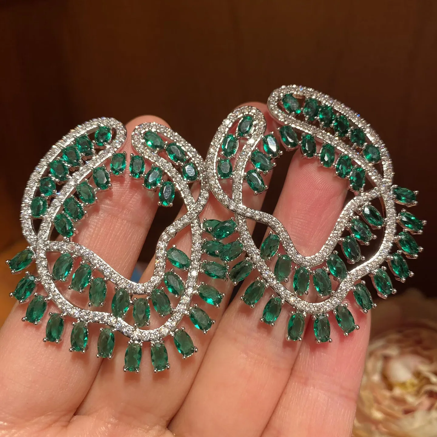 Extravagante S925 Sterling Silber Grüne Blatt-Wellen-Ohrringe Modischer Hängeschmuck für Damen Image