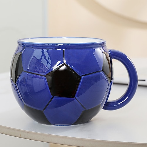 Keramikbecher mit 3D-Fußballmotiv, 887 ml (30 oz), handbemalt im Fußball-Stil, großer, origineller Becher für Sportfans, Trinkgefäß mit Fußballmotiv als Geschenk für Zuhause oder Büro Image