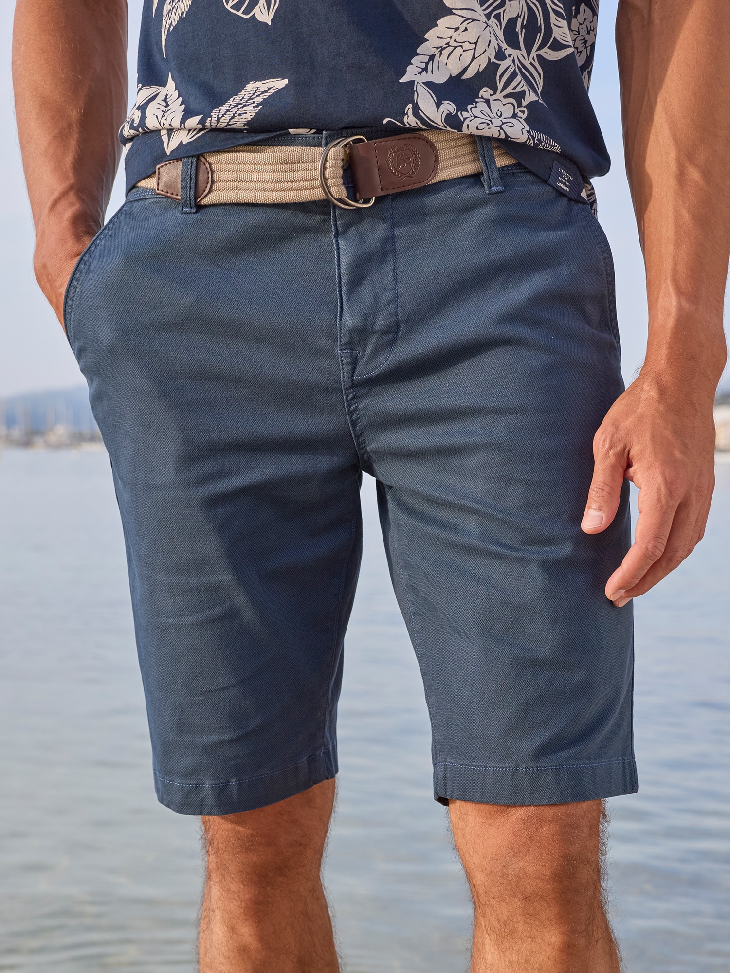 Chinoshorts LERROS "Bequeme Chino-Bermuda mit Gürtel und Minimalprint", Herren, Gr. 36, storm blau, 98% Baumwolle, 2% Elasthan, Hosen Chinoshorts, Leichte Sommershorts aus 98% Baumwolle und 2% Elasthan, mit 4 Taschen Image