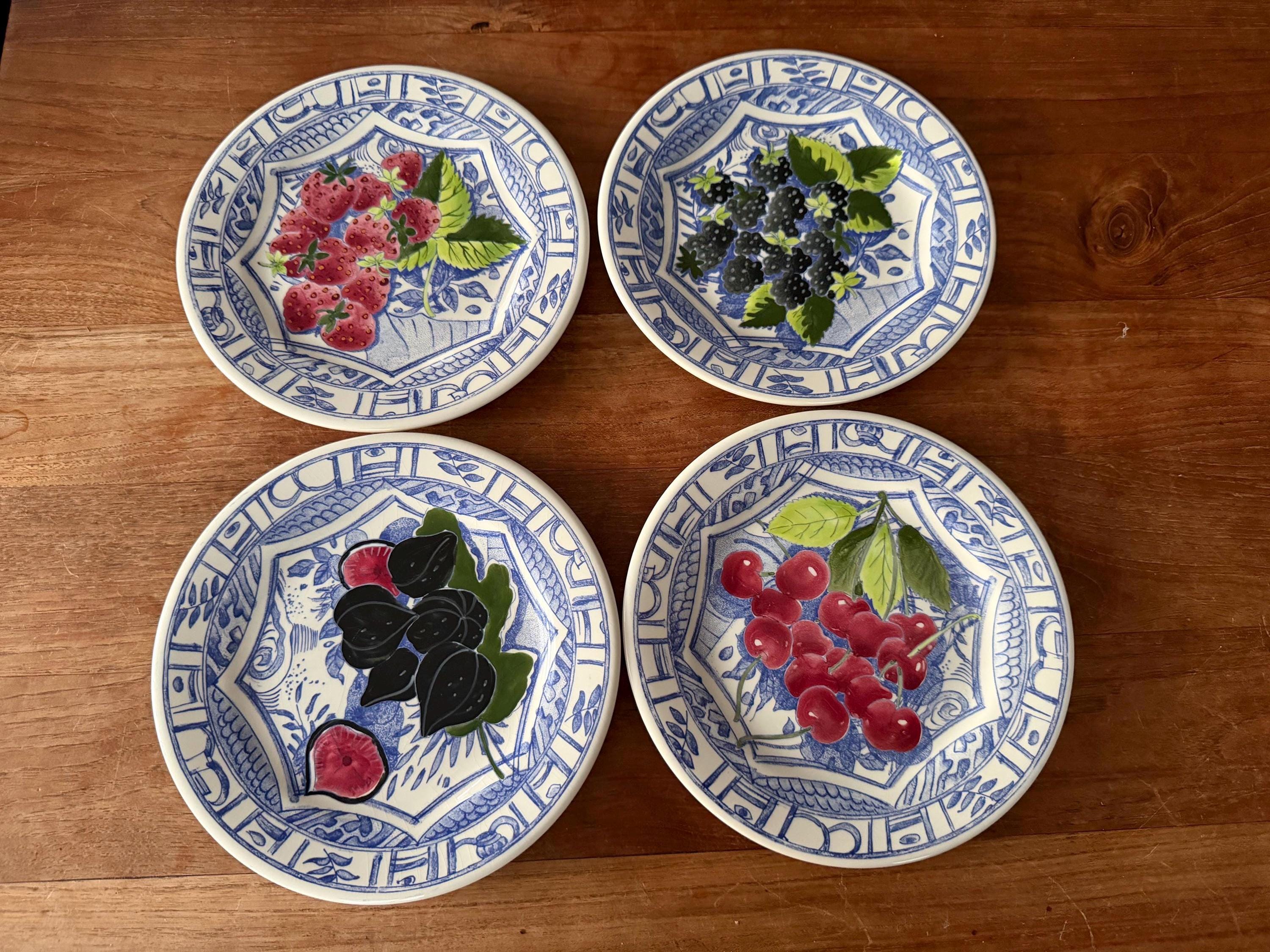 Set di 4 splendidi piatti da colazione/pranzo/dessert/pranzo Gien France Oiseau Bleu Fruits - 21/22 cm - Faiencerie De Gien