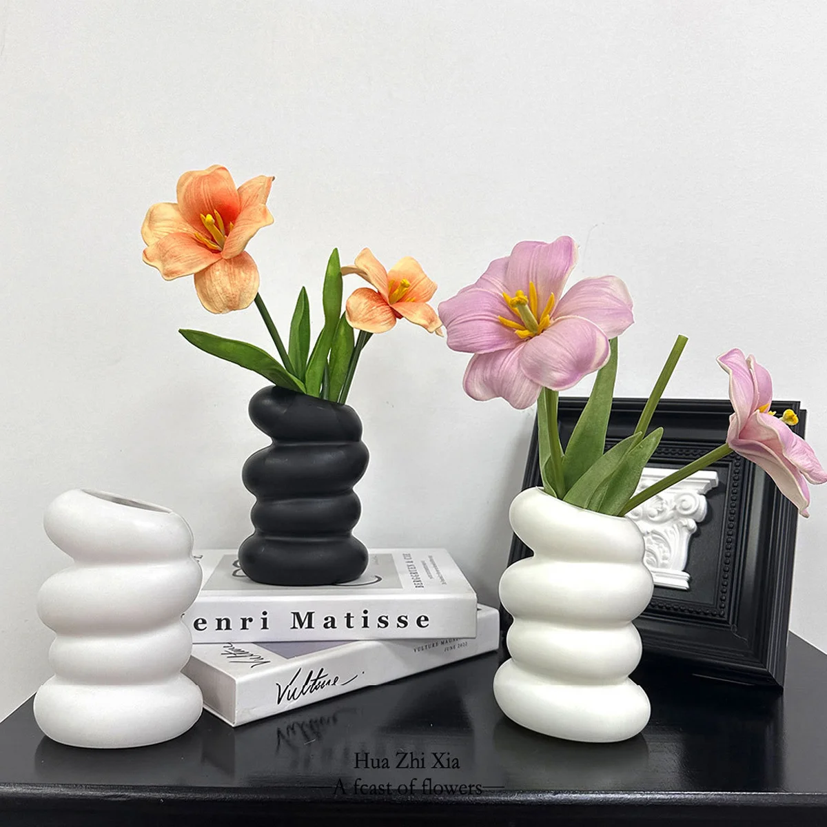 Einfache einfarbige Kunststoffvase, geeignet für Schlafzimmer oder Wohnzimmer, Blumenarrangement, Eingangsdekoration Image