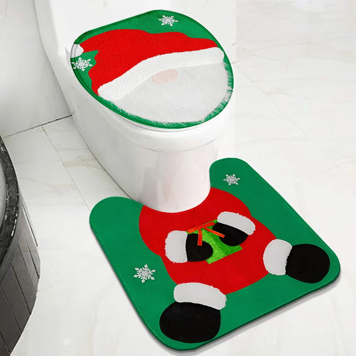 Ein grünes zweiteiliges Weihnachtsset, das weiche, bequeme und rutschfeste Badezimmerteppiche ist Image