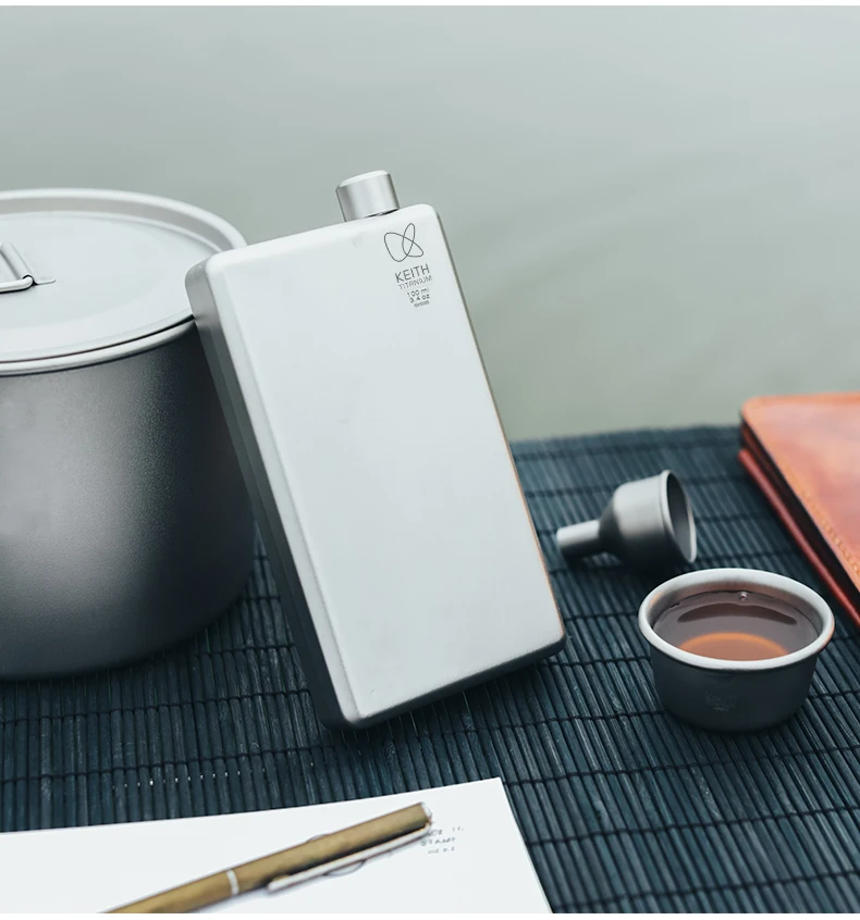 KEITH Titanflasche mit Trichter Leichtgewicht Antibakteriell Outdoor Hüftflasche Premium Alkohol Whisky Wodka Behälter Image